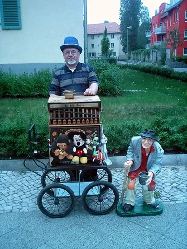 Siegfried Eisbrenner mit seiner Drehorgel