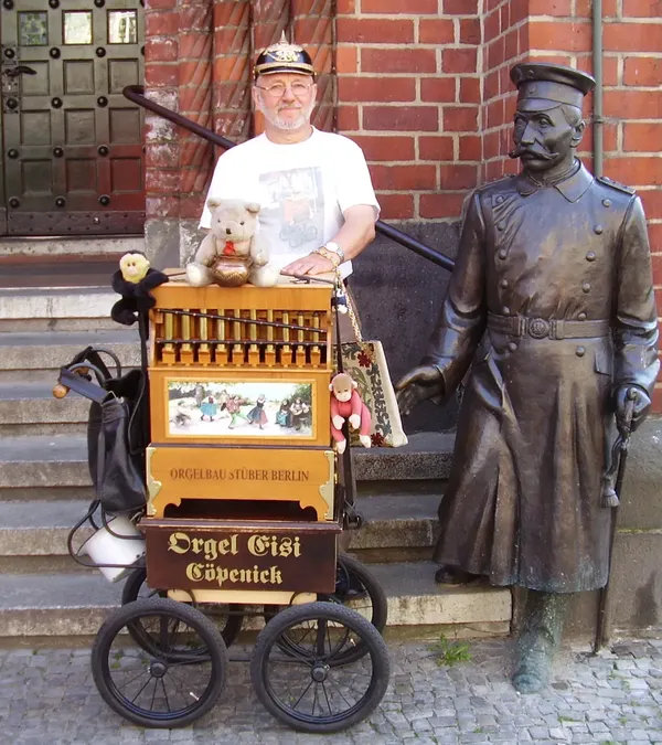 Siegfried Eisbrenner vor dem Köpenicker Rathaus