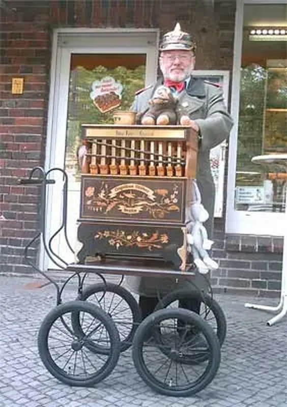 Siegfried Eisbrenner mit seiner Drehorgel